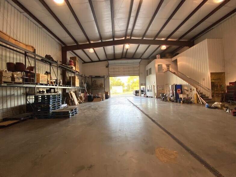 More Photos Of 2409 Chestnut Street, Vincennes Distribution For Sale