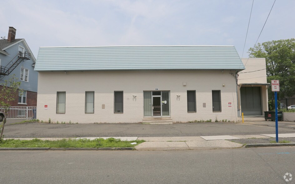 More Photos Of 134 Myer St, Hackensack Warehouse For Sale