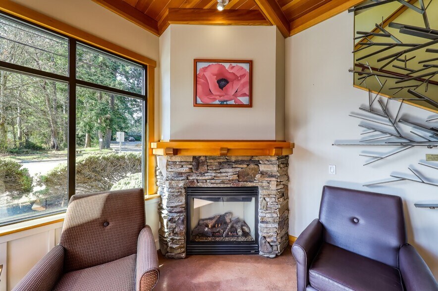 More Photos Of 818 Madison Ave N, Bainbridge Island Office For Sale