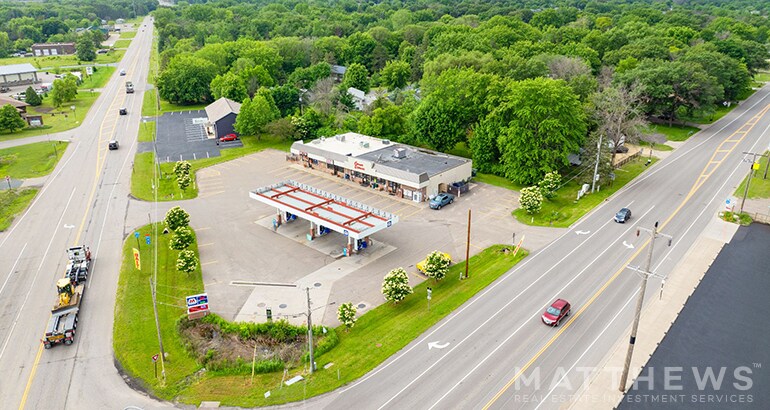 More Photos Of 7997 Lake Dr, Circle Pines General Retail For Sale