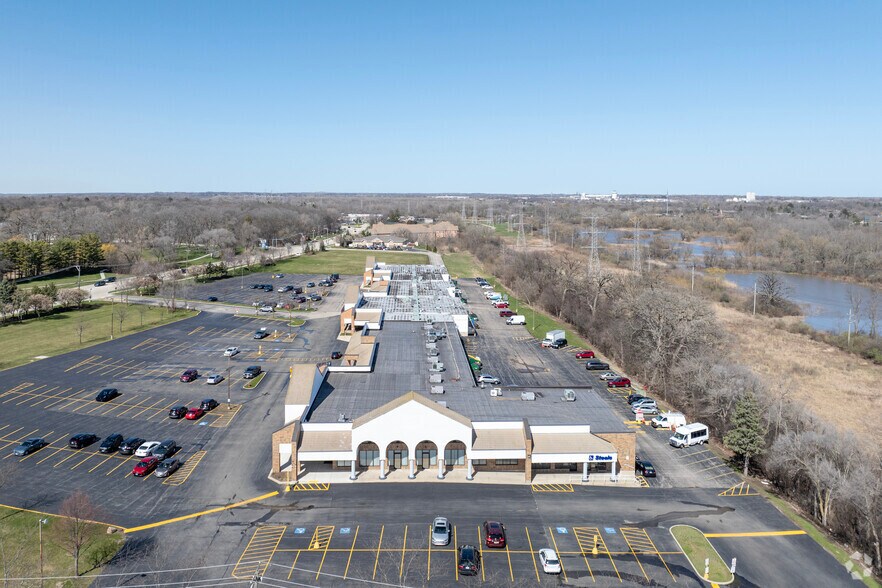 More Photos Of 401 N Riverside Dr, Gurnee Storefront For Lease