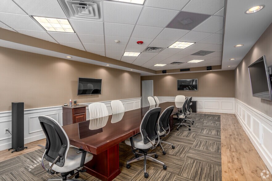 More Photos Of 31-33 W Loockerman St, Dover Office For Sale