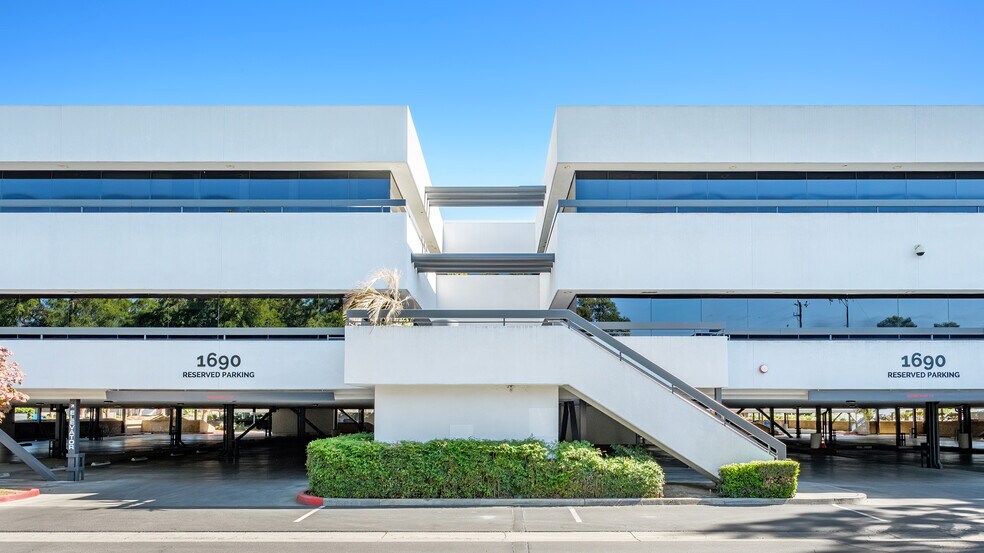 More Photos Of 1680 W Shaw Ave, Fresno Unknown For Lease