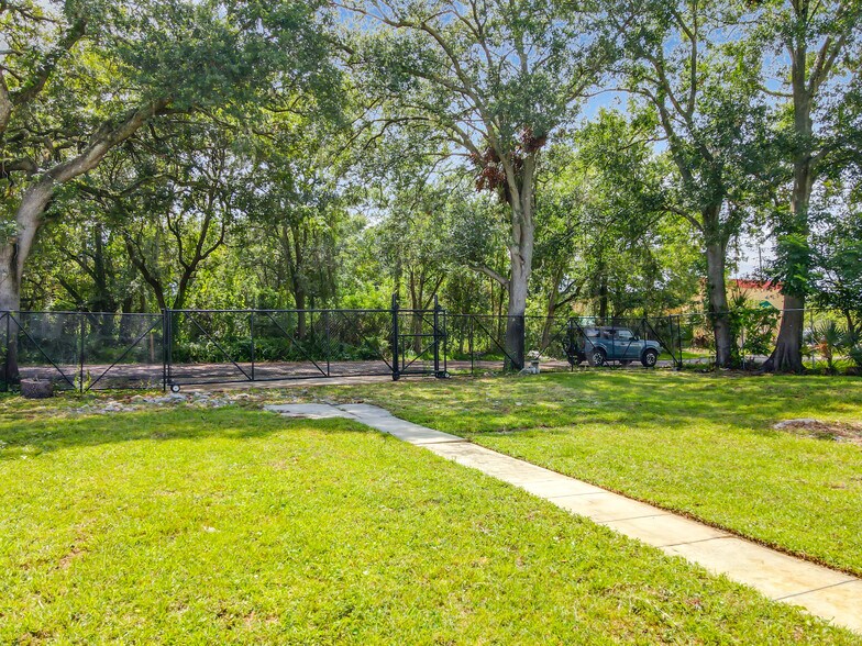 More Photos Of 1906 Murdock Blvd, Orlando Office For Lease