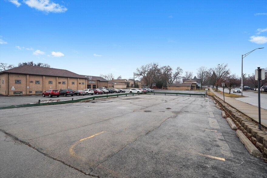 More Photos Of 5346 W 95th St, Oak Lawn Office For Sale