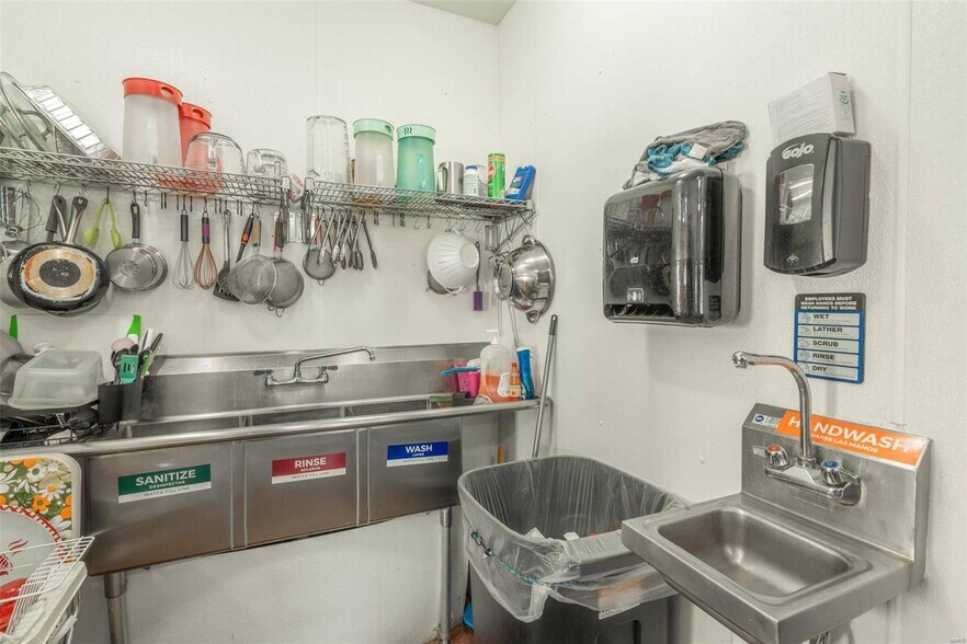 More Photos Of 307 E State St, Delta Flex For Sale