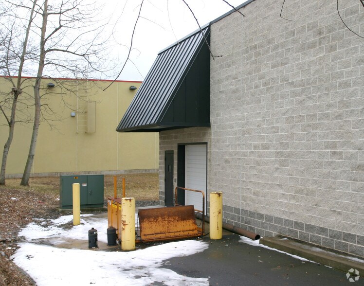 More Photos Of 350 Queen St, Southington Freestanding For Lease