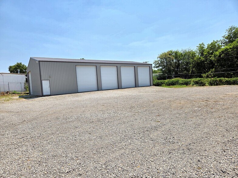 More Photos Of 33774 Highway 51, Wagoner Showroom For Lease