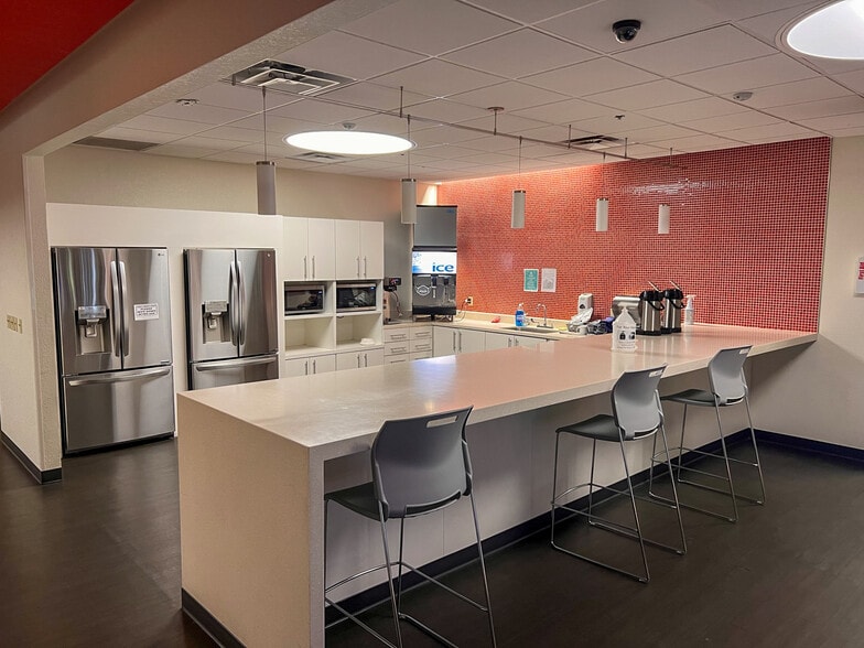 More Photos Of 7730 Market Center, El Paso Showroom For Lease