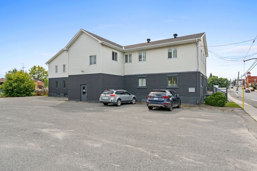 More Photos Of 457 Main St E, Winchester Medical For Sale