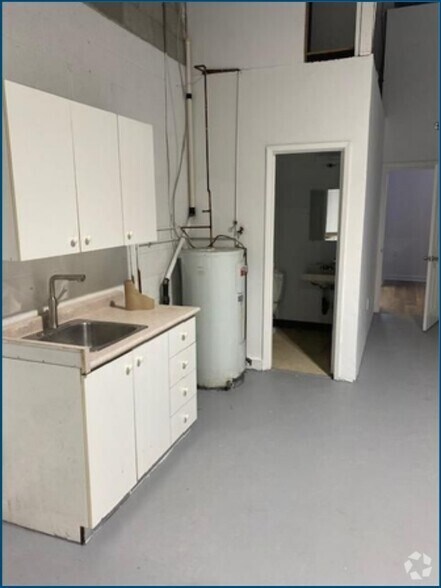 More Photos Of 1616 Matheson Blvd, Mississauga Manufacturing For Lease