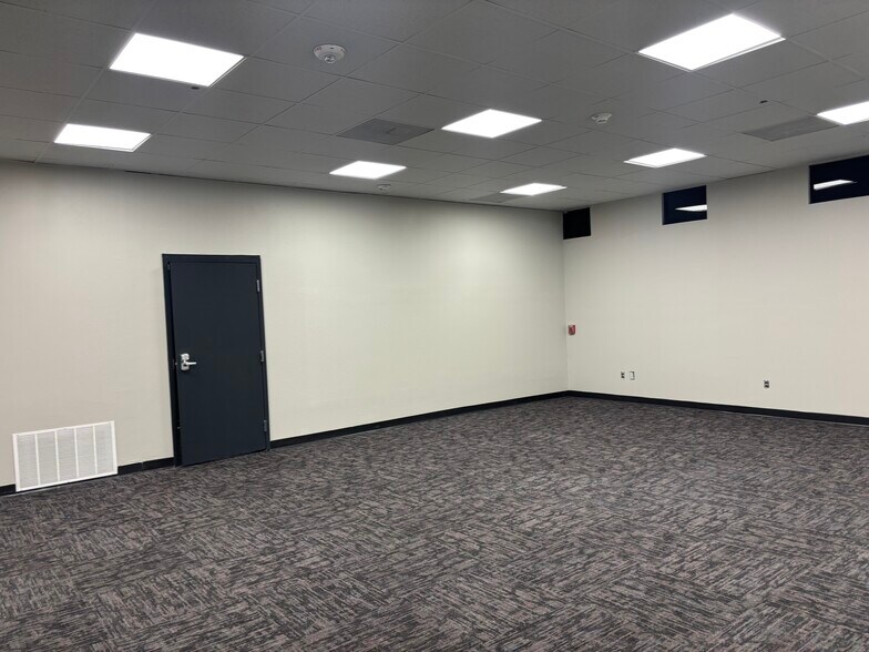 More Photos Of 8200 Windway Dr, Windcrest Medical For Lease