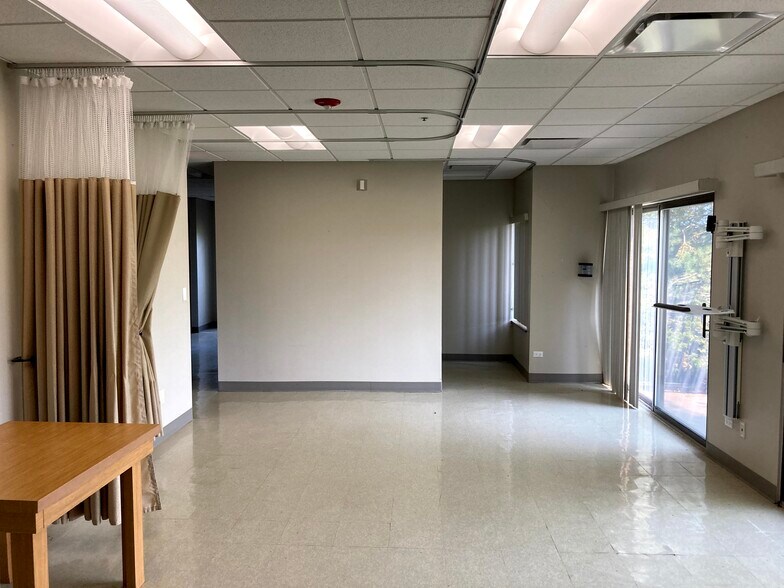 More Photos Of 1535 Lake Cook Rd, Northbrook Unknown For Lease