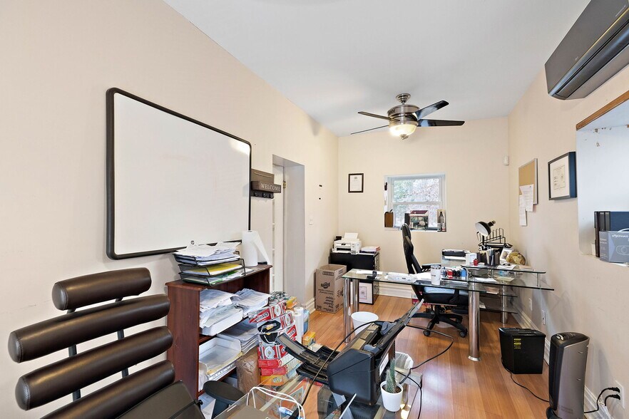 More Photos Of 112 Capitol Trl, Newark Medical For Sale