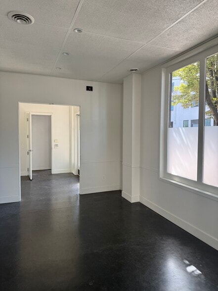 More Photos Of 1632 NW Thurman St, Portland Showroom For Sale