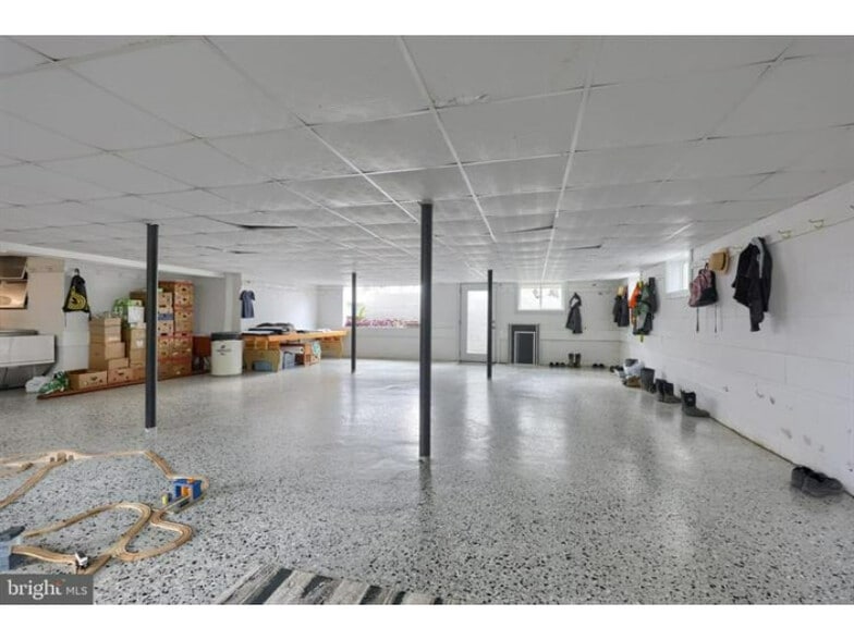 More Photos Of 240 Railroad Ave, Bird In Hand Flex For Sale