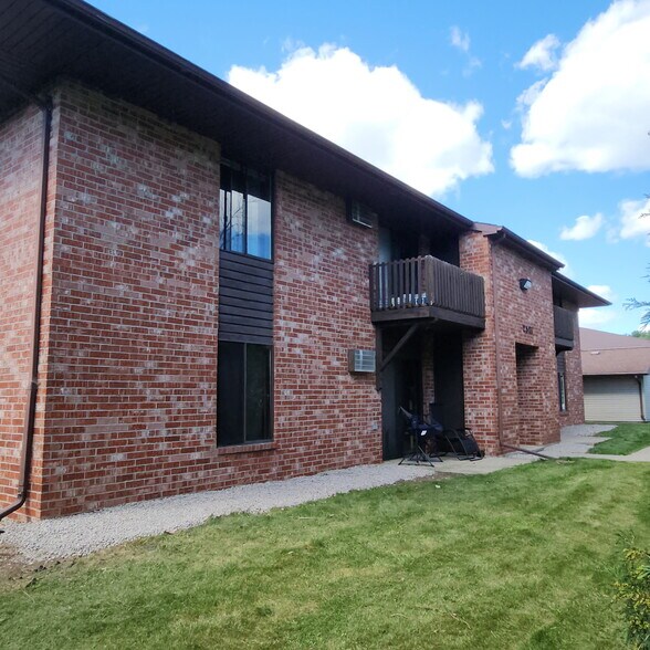 Primary Photo Of 2521 Honey Lou Ct, Appleton Apartments For Sale