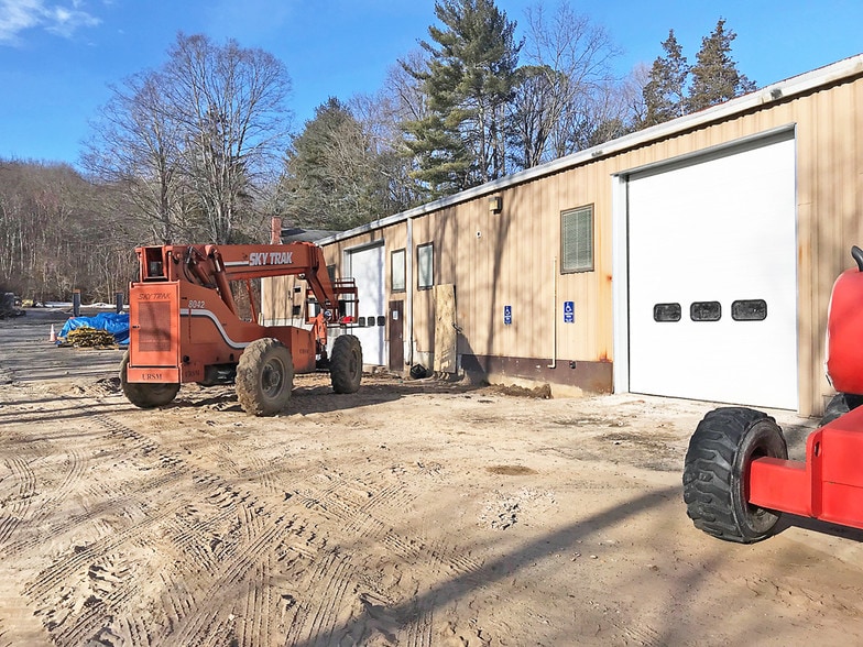 More Photos Of 500 Federal Rd, Brookfield Manufacturing For Lease