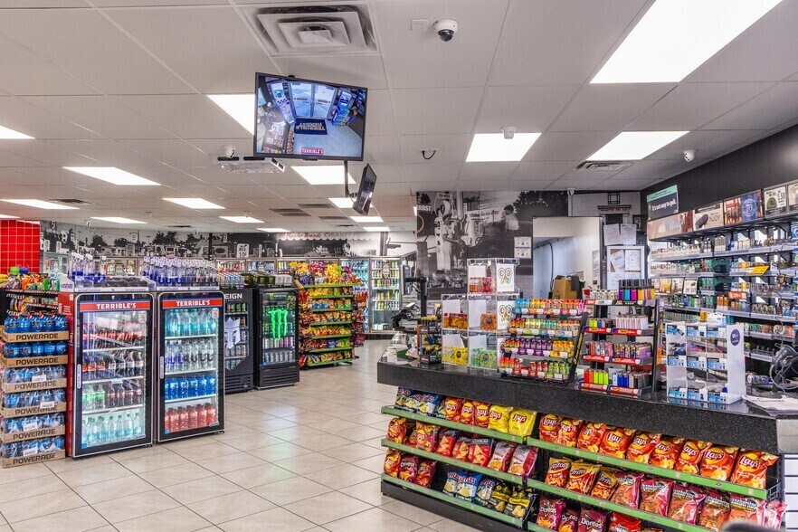 More Photos Of 325 N Sandhill Blvd, Mesquite Service Station For Sale