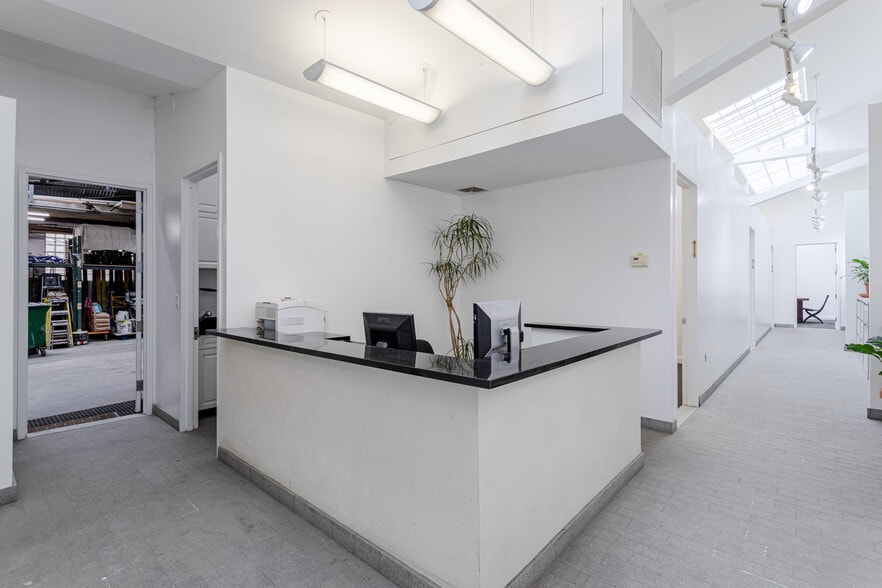 More Photos Of 234 Russell St, Brooklyn Showroom For Lease