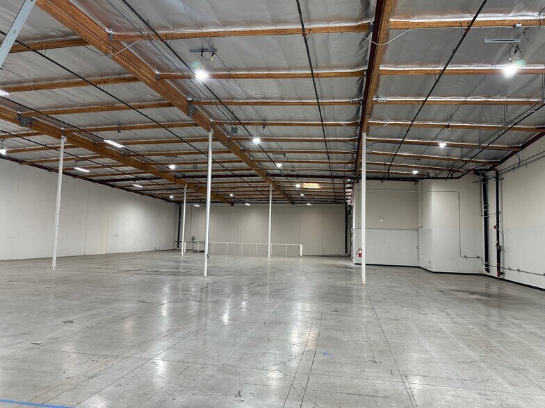 More Photos Of 1710 Ives Ave, Oxnard Warehouse For Lease