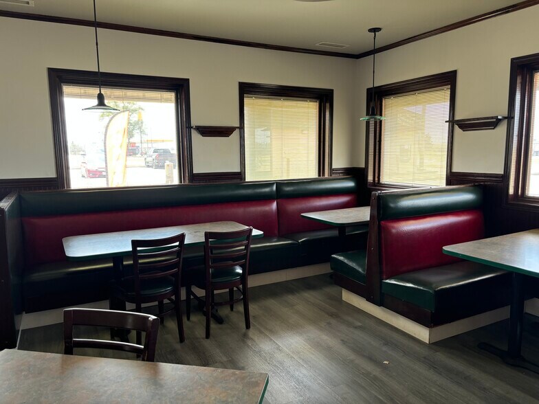 More Photos Of 210 N Lewis Ave, Oglesby Restaurant For Lease