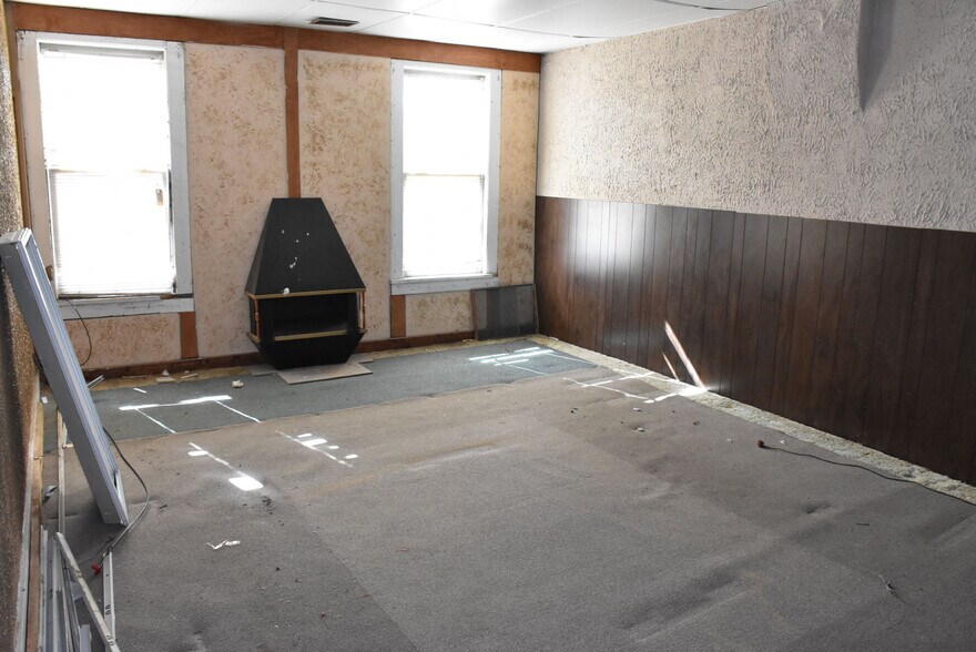 More Photos Of 106 S Main St, Springboro Storefront Retail Residential For Sale