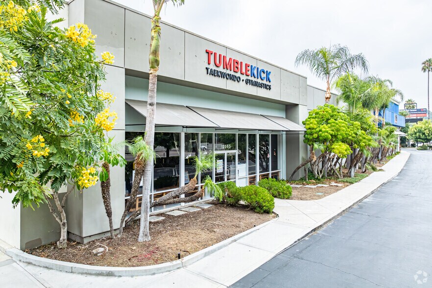 Primary Photo Of 12555-12565 Ventura Blvd, Studio City Department Store For Lease