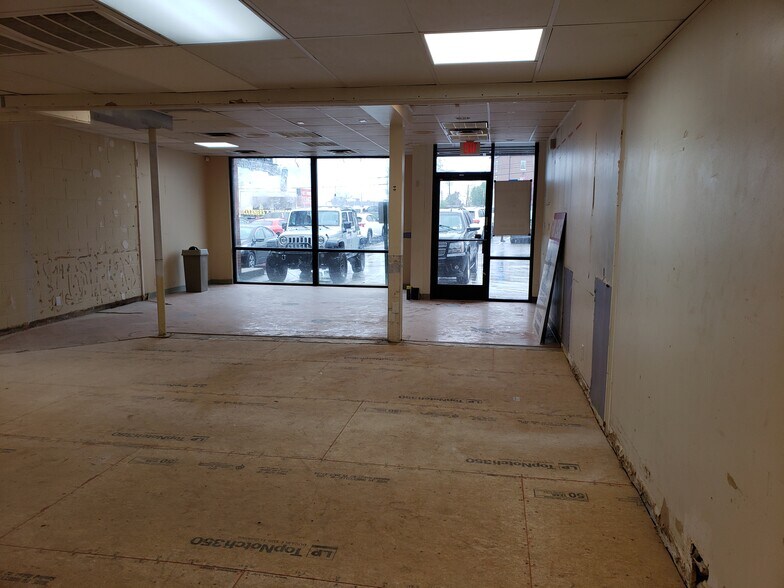 More Photos Of 3706 Hillsboro Rd, Nashville Freestanding For Lease
