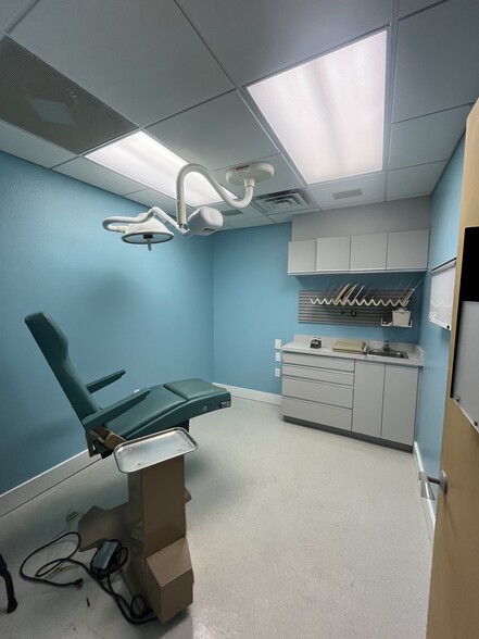 More Photos Of 4717 Swift Rd, Sarasota Medical For Sale