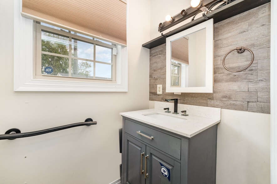 More Photos Of 9008 N Lakebrook Rd, Charlotte Light Distribution For Sale