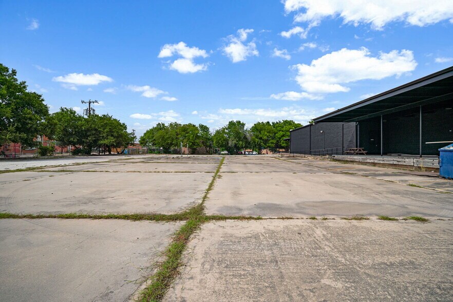 More Photos Of 7503 Harlow Dr, San Antonio Freestanding For Lease