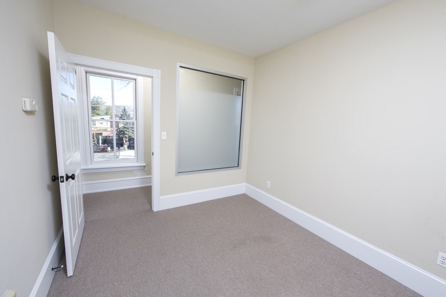 More Photos Of 30 W Bridge St, New Hope Freestanding For Lease