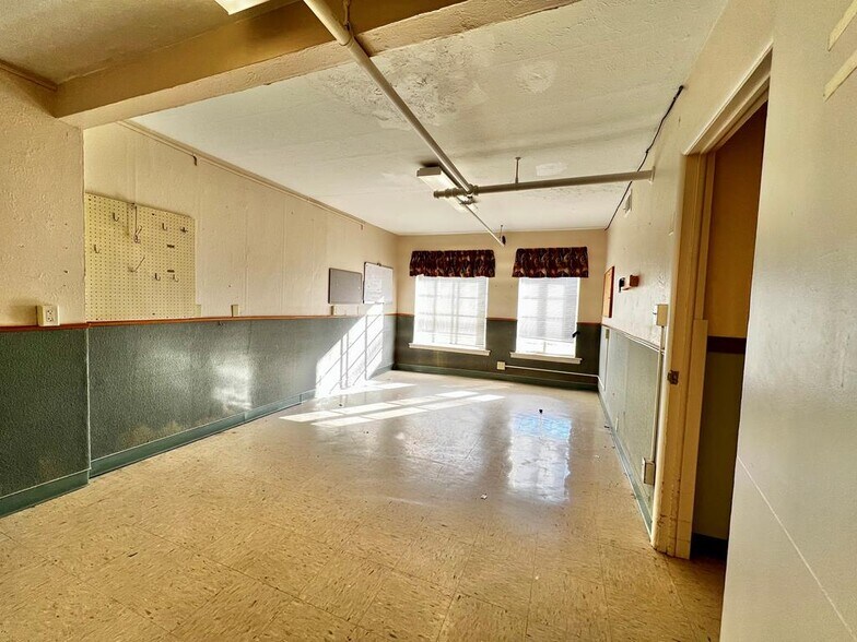 More Photos Of 720 W 1st St, Coffeyville Healthcare For Sale