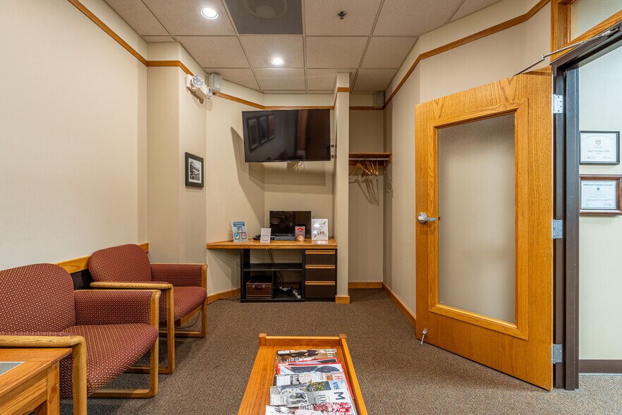 More Photos Of 950 N York Rd, Hinsdale Medical For Sale