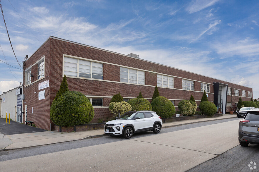 Primary Photo Of 21 Ryder Pl, East Rockaway Warehouse For Lease