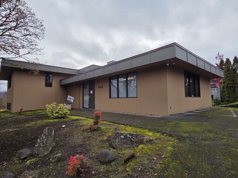 More Photos Of 1976 SE Ochoco St, Milwaukie Office For Lease