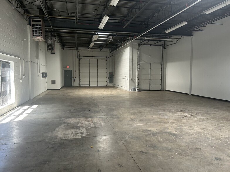 More Photos Of 940-972 Northpoint Blvd, Waukegan Light Distribution For Lease