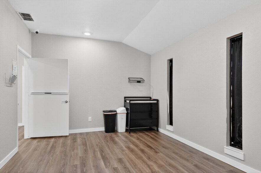 More Photos Of 109 Jasper Dr, Marshall Office For Sale