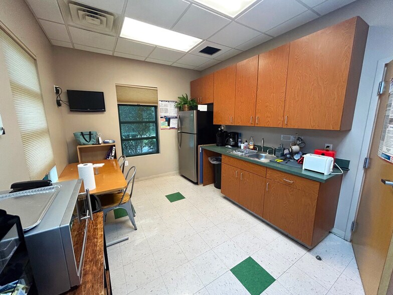 More Photos Of 128 NW 137th Dr, Jonesville Office For Lease