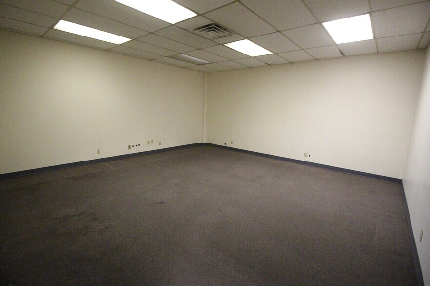 More Photos Of 5121-5125 Executive Blvd, Fort Wayne Warehouse For Lease