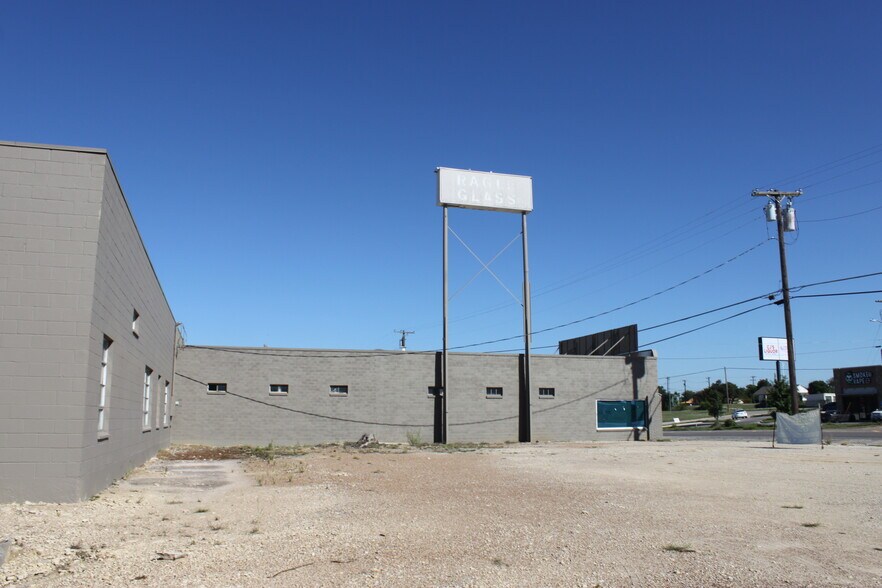 More Photos Of 1220 Mineral Wells Hwy, Weatherford Showroom For Sale