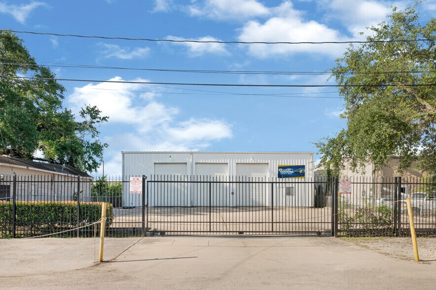 More Photos Of 8621 Antelope Dr, Houston Service For Lease