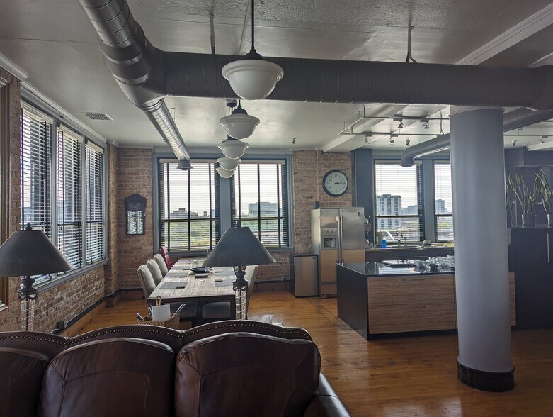 More Photos Of 346 N Justine St, Chicago Light Distribution For Lease