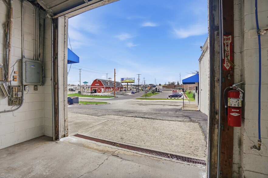 More Photos Of 546 Brehl Ave, Columbus Showroom For Lease