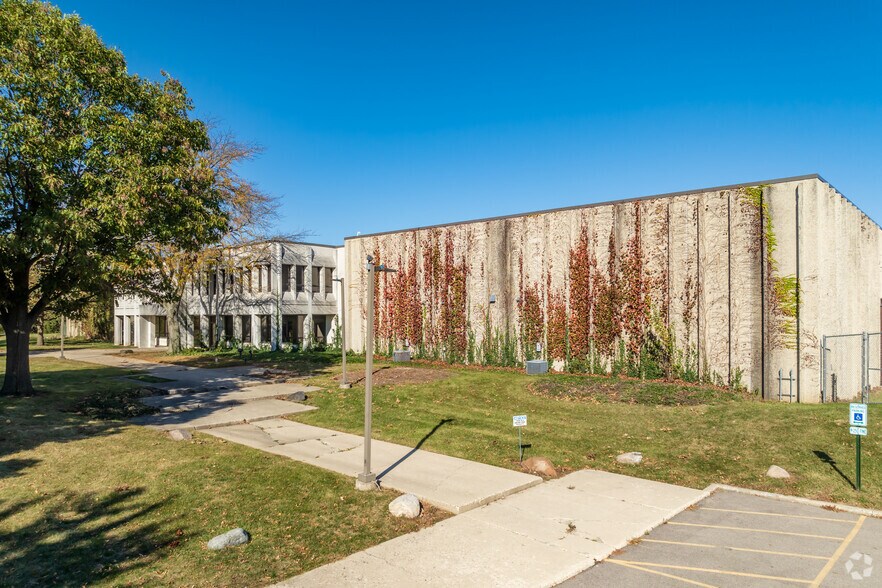 More Photos Of 8200 Ridgefield Rd, Crystal Lake Manufacturing For Sale