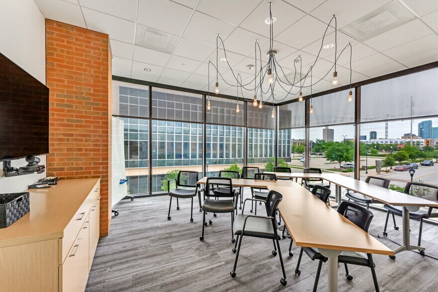 More Photos Of 601 S Main St, Fort Worth Storefront Retail Office For Lease