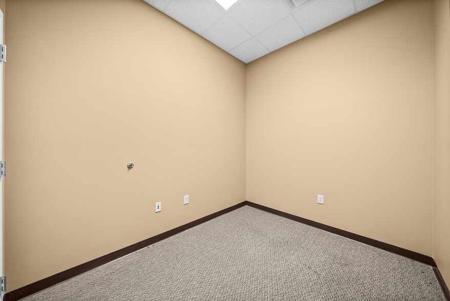 More Photos Of 2231 Stokes Rd, Clarksville Storefront Retail Office For Lease