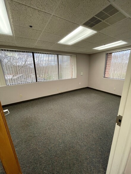 More Photos Of 207 Quaker Ln, West Warwick Office For Lease