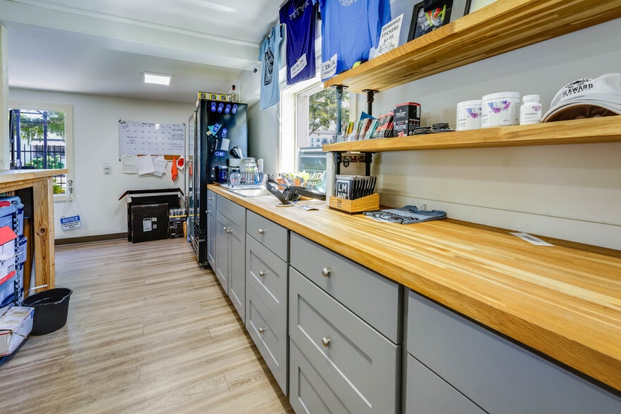 More Photos Of 423 N Lemon Ave, Sarasota Freestanding For Sale